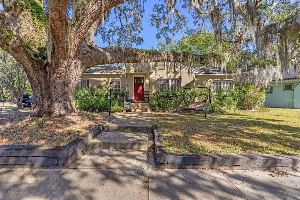 view of front of home featuring a front lawn