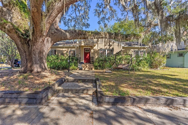 view of front of home featuring a front lawn