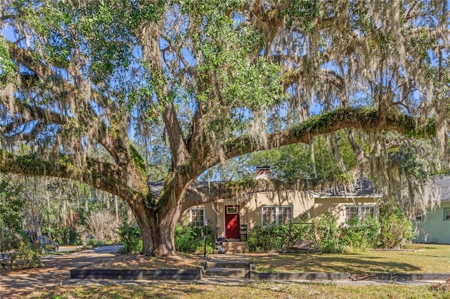 view of front of property featuring a front lawn