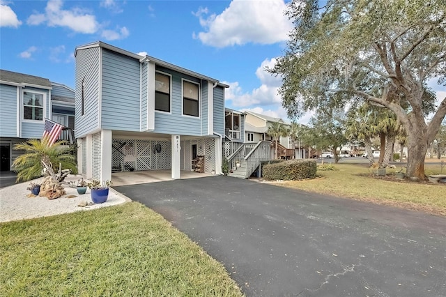 view of front of property featuring a front lawn and a carport