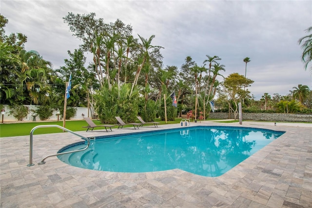 Listing photo 2 for 446 Country Club Rd, Belleair FL 33756