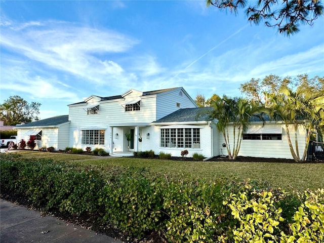 view of front of house featuring a front lawn