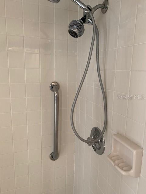 details featuring tiled shower