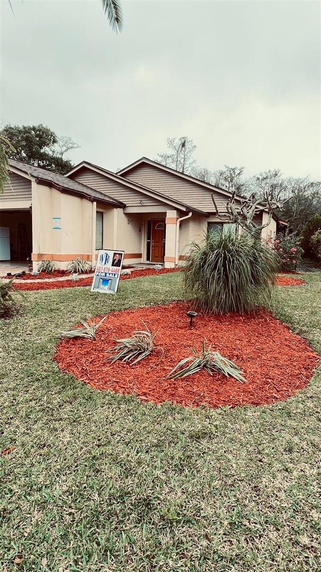 view of front of house featuring a front yard