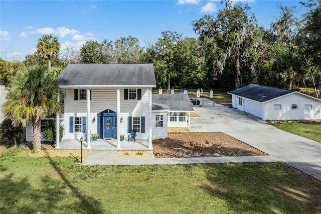 colonial-style house featuring a front yard