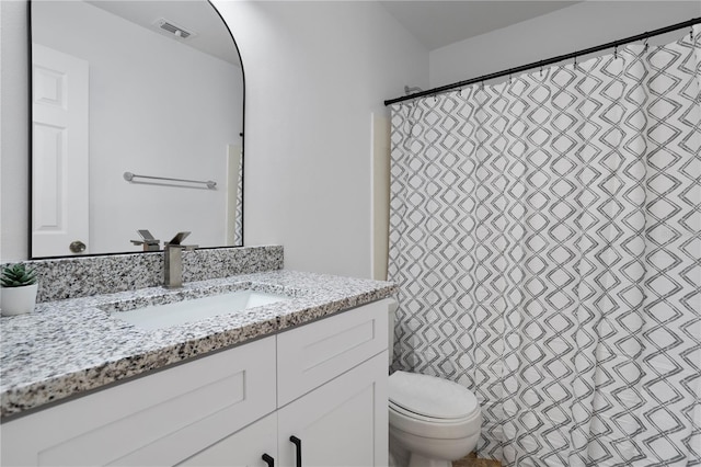 full bathroom with toilet, visible vents, a shower with shower curtain, and vanity