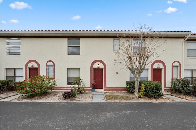 townhome / multi-family property featuring stucco siding