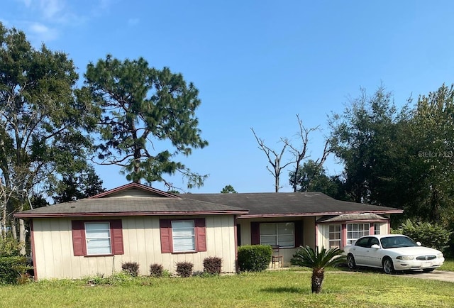 single story home with a front lawn