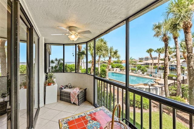 sunroom with ceiling fan