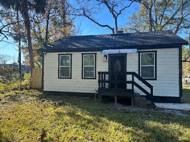 view of front of property featuring a front lawn