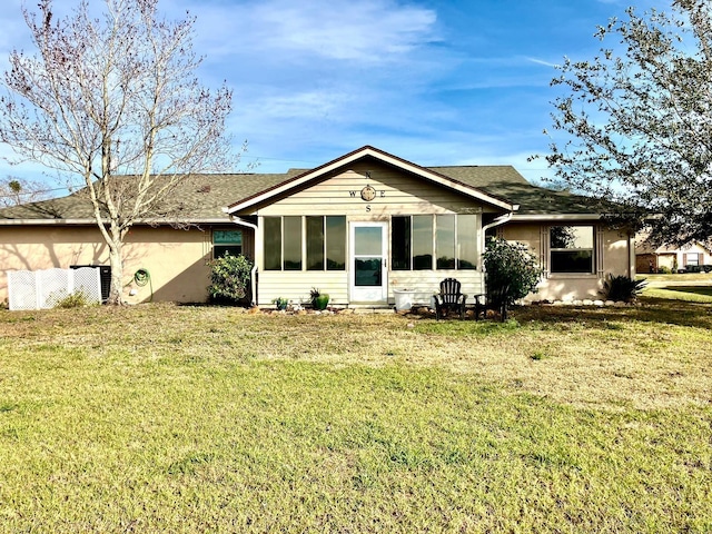 ranch-style house featuring a front yard