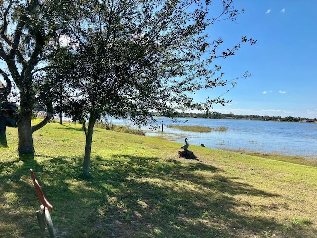 view of yard featuring a water view