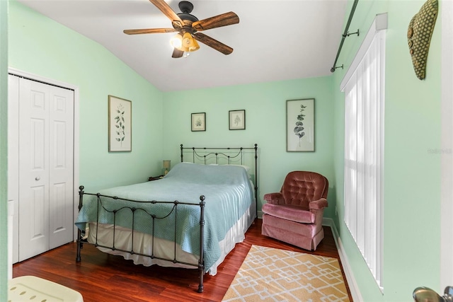 bedroom featuring hardwood / wood-style flooring, ceiling fan, vaulted ceiling, and a closet