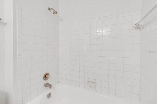 bathroom featuring tiled shower / bath combo