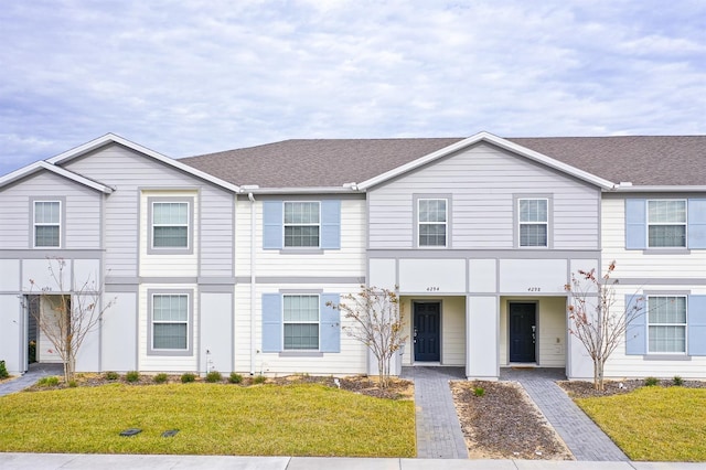 view of front facade featuring a front yard