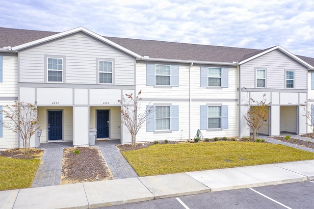 view of front of property featuring a front yard