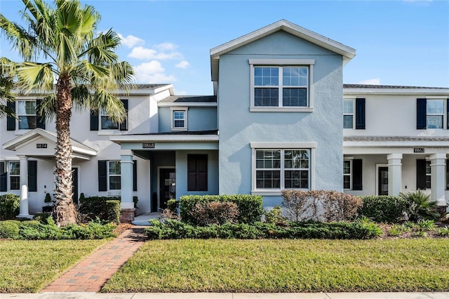 view of front of property featuring a front yard