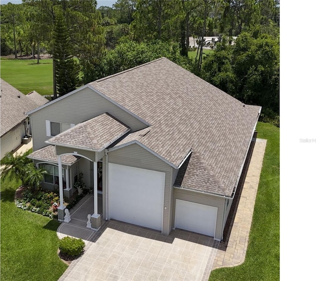 view of front facade featuring a front yard and a garage