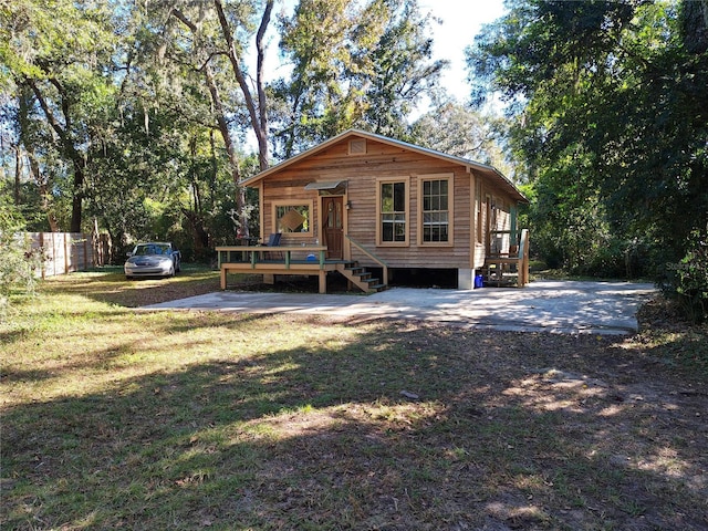 view of front of property featuring a front yard