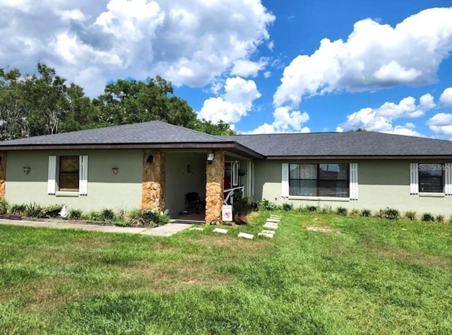 ranch-style home featuring a front lawn