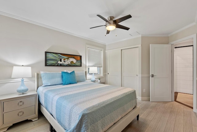 bedroom featuring crown molding, light wood-type flooring, a closet, and ceiling fan