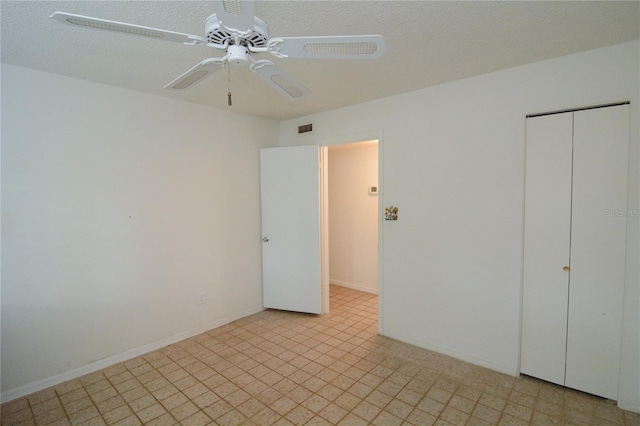 unfurnished bedroom featuring ceiling fan and a textured ceiling