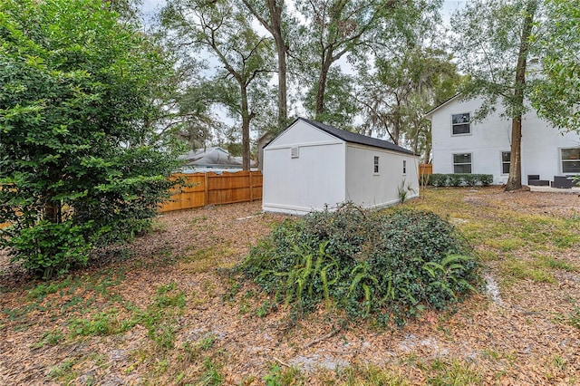 view of yard featuring a storage shed