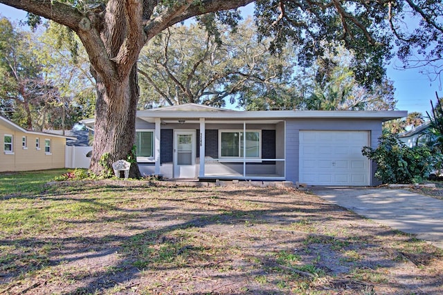 view of front facade featuring a garage, a front lawn, and a porch