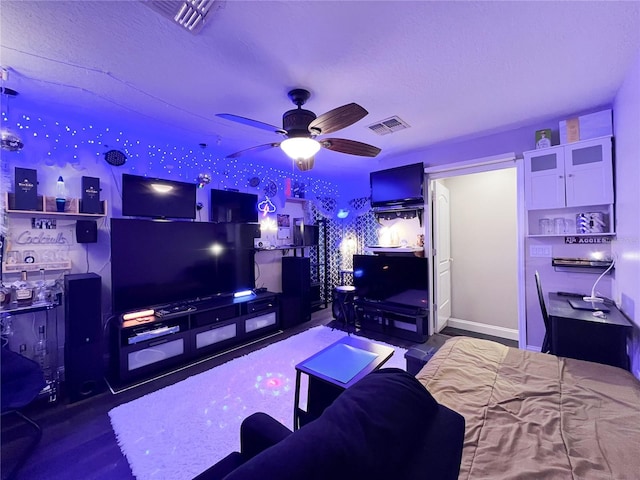 bedroom featuring a textured ceiling and ceiling fan