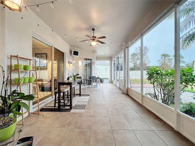 sunroom / solarium featuring vaulted ceiling and ceiling fan