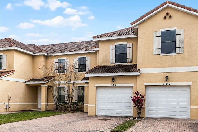 view of front facade with a garage