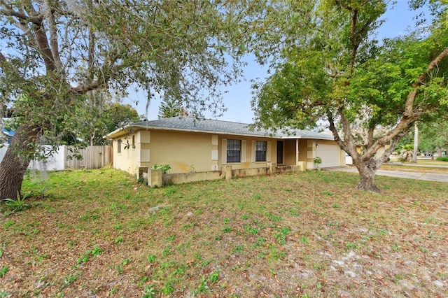 single story home with a front yard