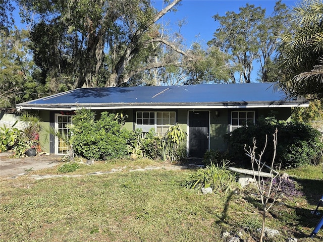 single story home with a front yard