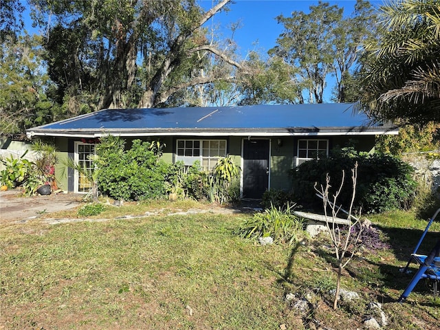 view of front facade with a front yard