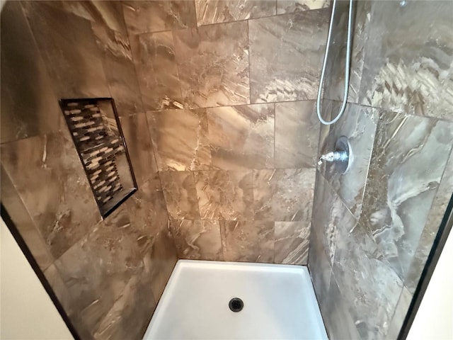 bathroom featuring a tile shower