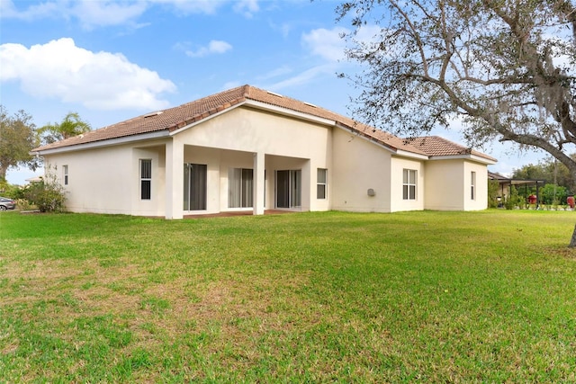 back of house featuring a lawn