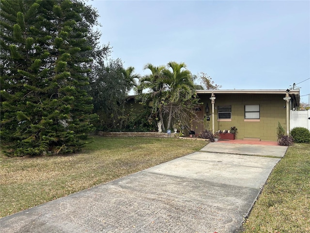 view of front facade with a front yard