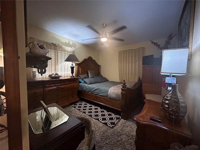 bedroom with ceiling fan