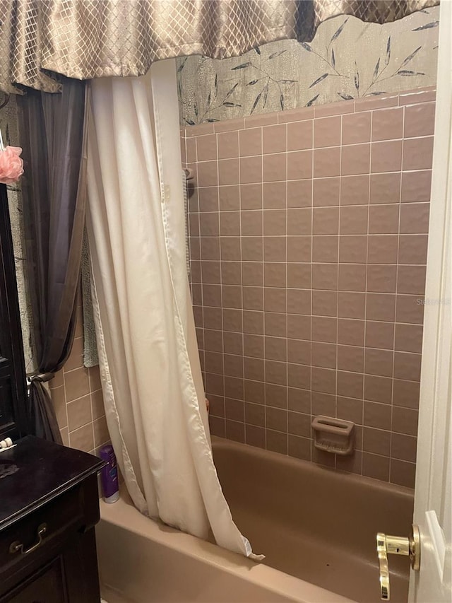 bathroom featuring shower / tub combo