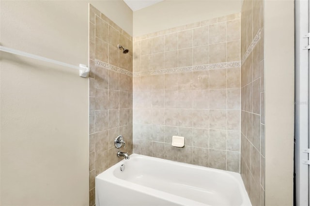 bathroom featuring tiled shower / bath