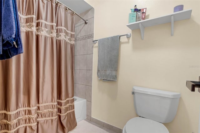 bathroom featuring toilet and shower / tub combo with curtain