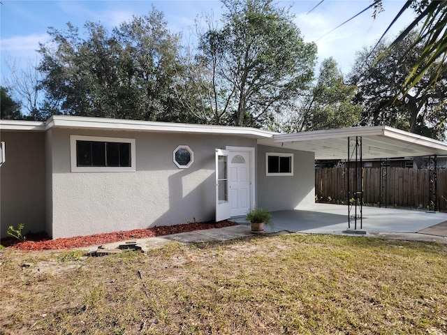 view of front of home featuring a patio area and a front lawn