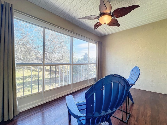 sunroom with ceiling fan