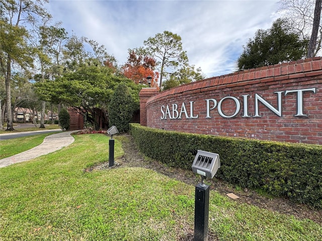 community sign with a lawn