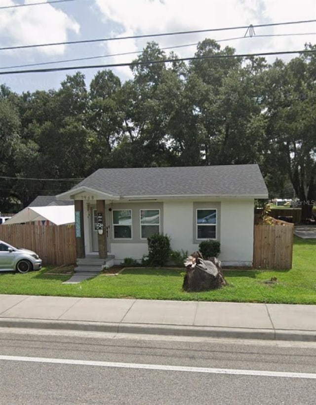 view of front of home featuring a front lawn