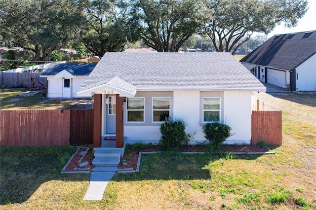 view of front of home featuring a front yard