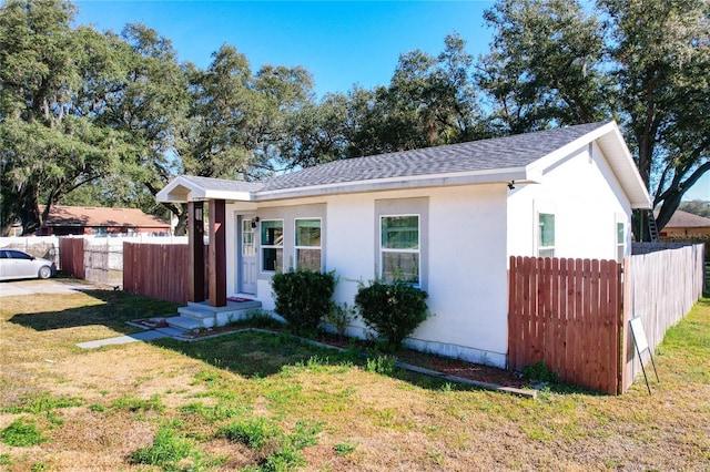 view of front facade featuring a front yard