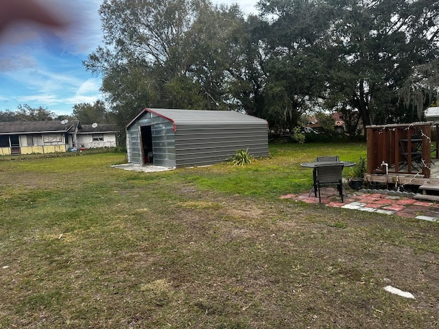 view of yard with a storage shed