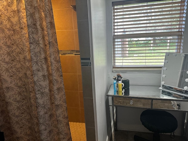 bathroom featuring a shower with shower curtain