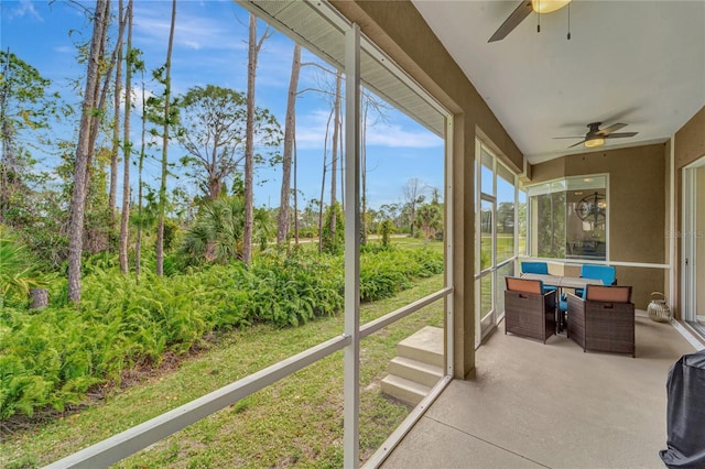 sunroom with ceiling fan